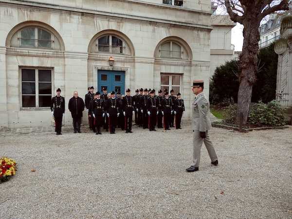 le colonel a commandé le garde-à-vous